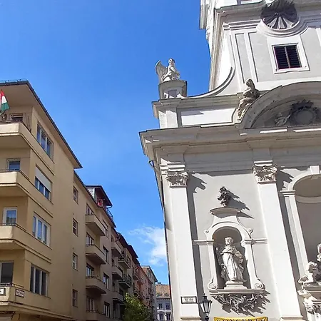 Dinerdowntown In Vaci Street With Free Garage Apartment Budapest