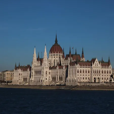 Dinerdowntown In Vaci Street With Free Garage