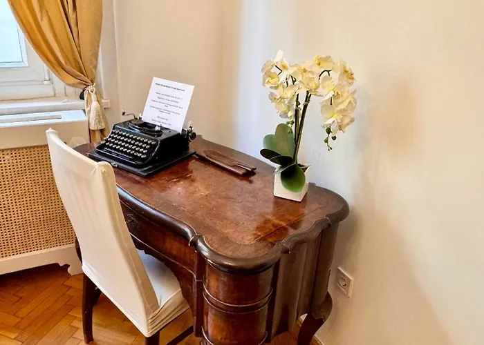 Dinerdowntown In Vaci Street With Free Garage Apartment *