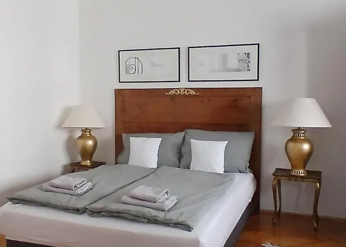 Dinerdowntown In Vaci Street With Free Garage Apartment