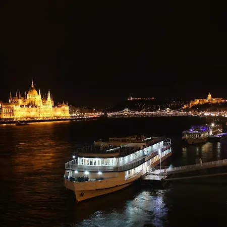 Dinerdowntown In Vaci Street With Free Garage