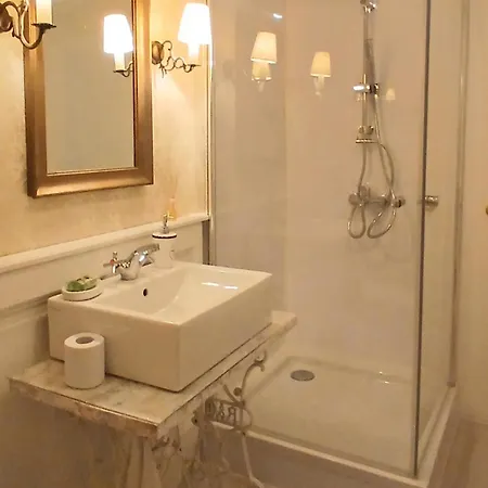 Dinerdowntown In Vaci Street With Free Garage *